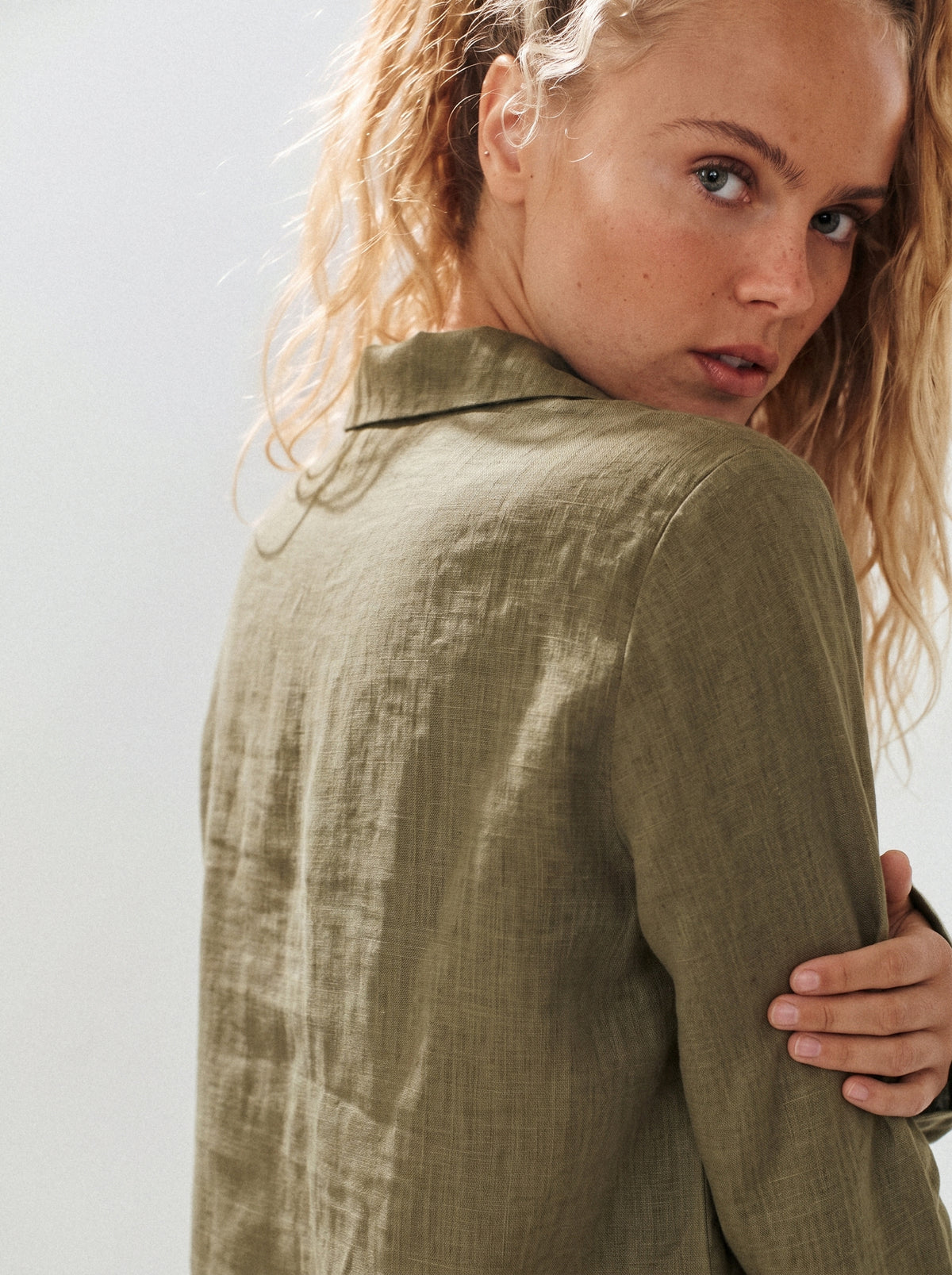 Camisa Paloma Linho Puro Verde Militar — Estúdio Costas Close