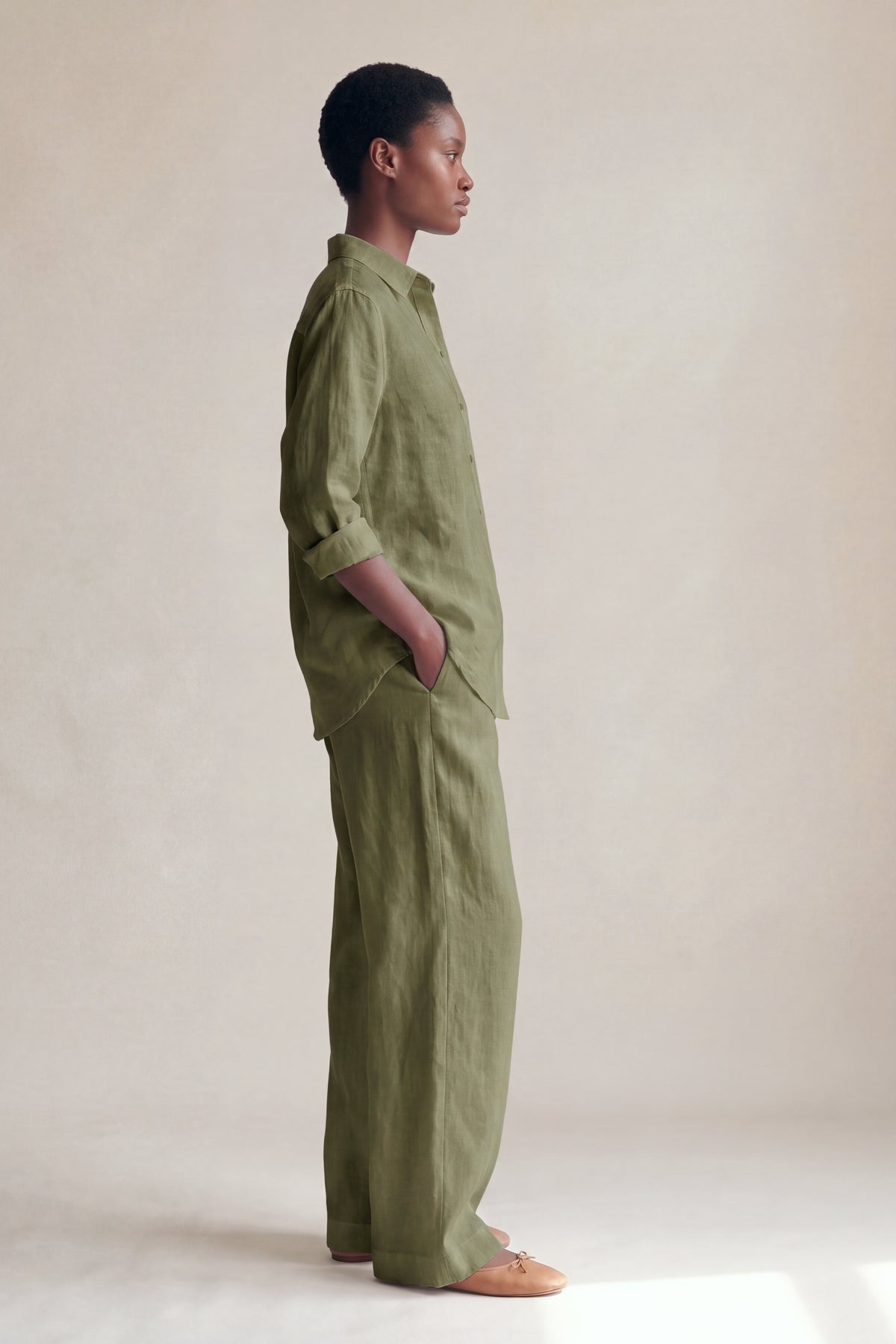 Conjunto Camisa Edi e Calça Camila Linho Puro · 2 peças Verde Militar — Perfil #Cor_Verde Militar