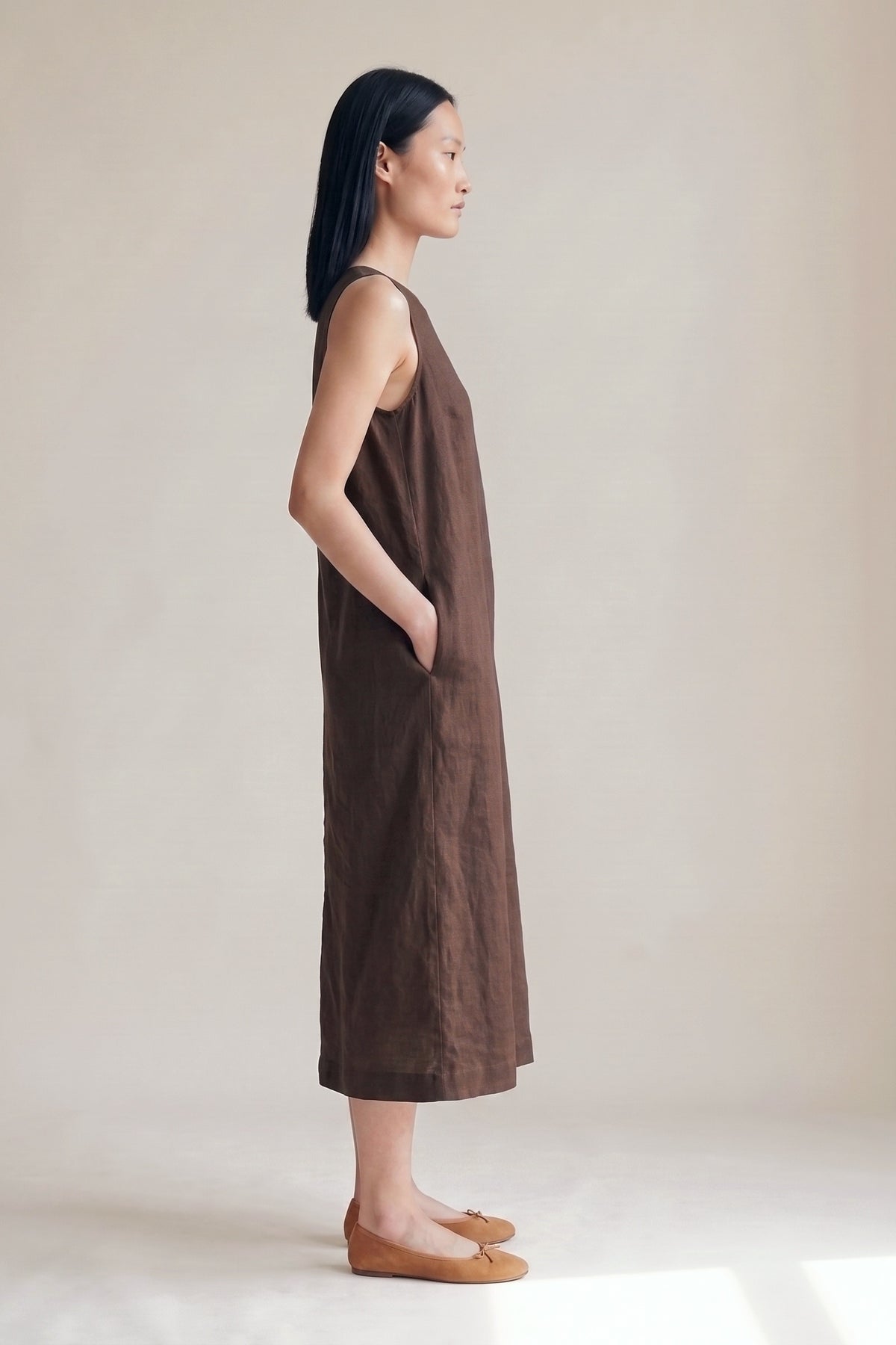 Vestido Alice Midi Linho Puro Chocolate — Perfil