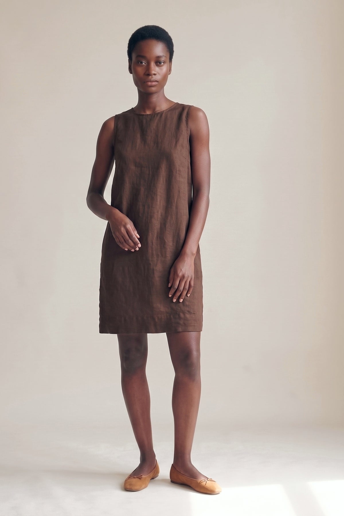 Vestido Alice Linho Puro Chocolate — Frente