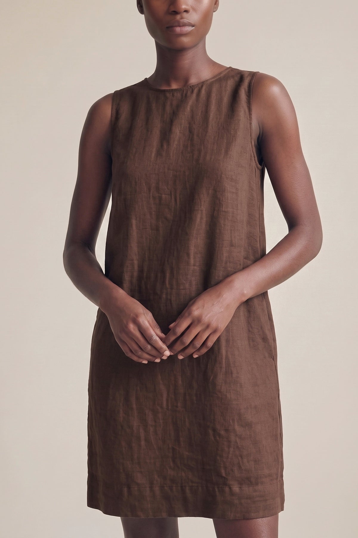 Vestido Alice Linho Puro Chocolate — Detalhe