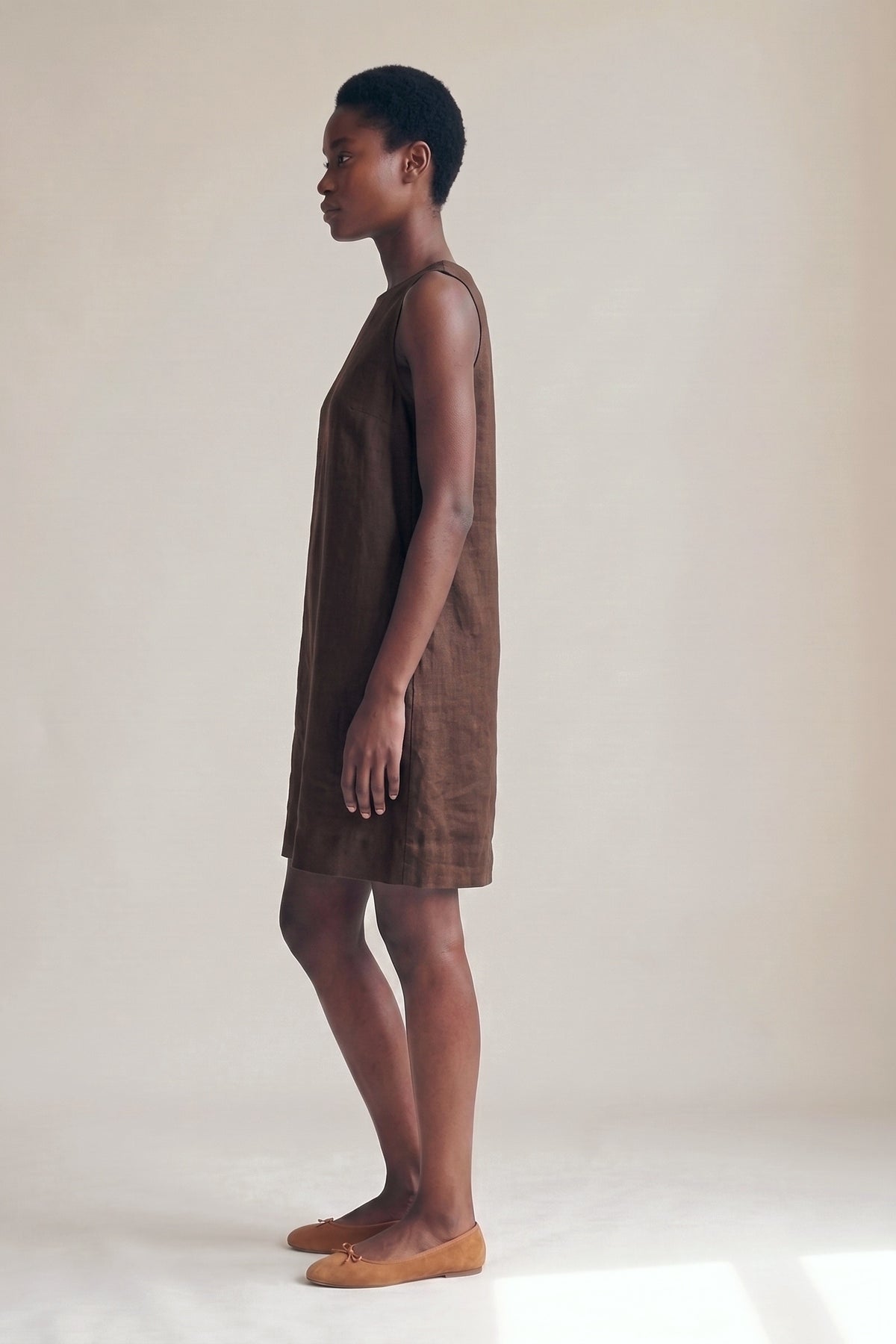 Vestido Alice Linho Puro Chocolate — Perfil