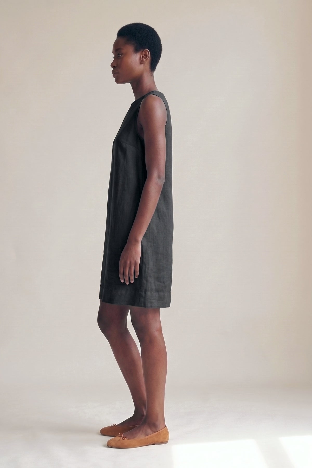 Vestido Alice Linho Puro Preto — Perfil
