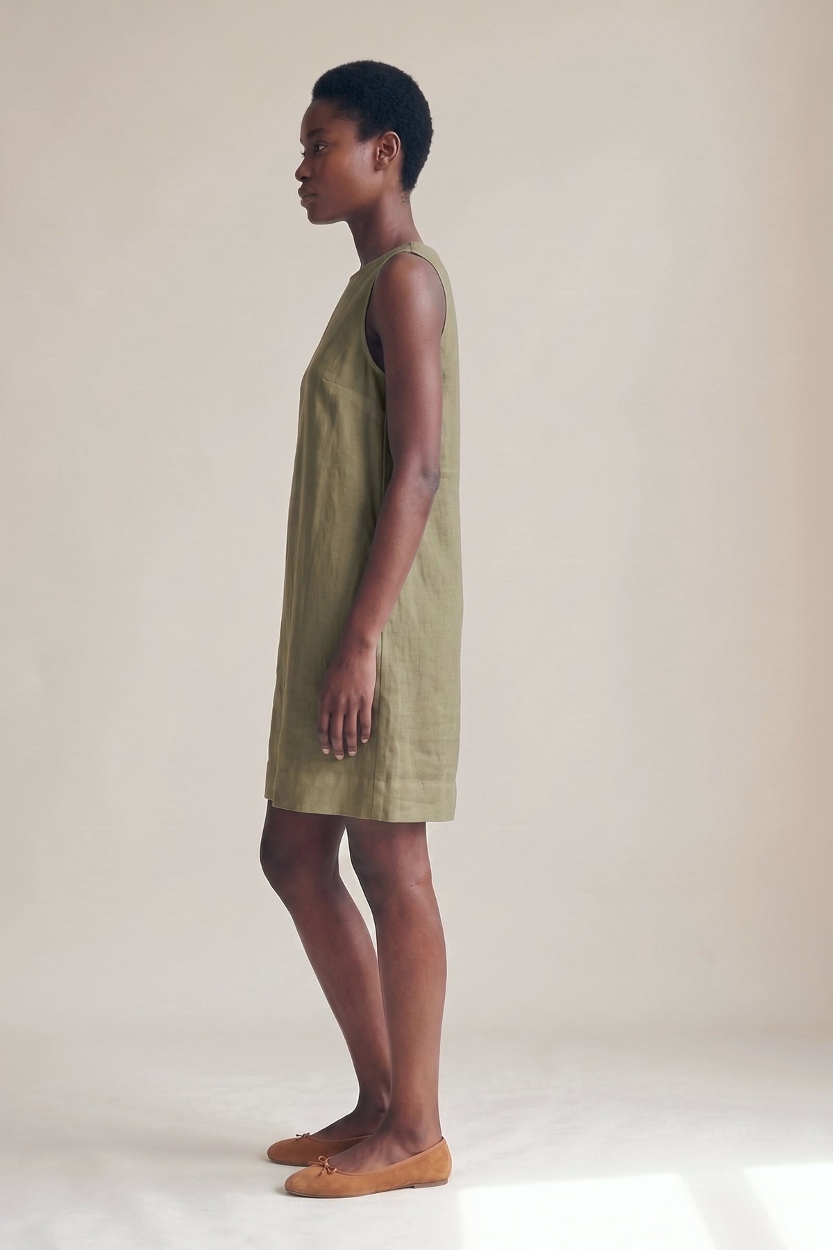 Vestido Alice Linho Puro Verde Militar — Perfil