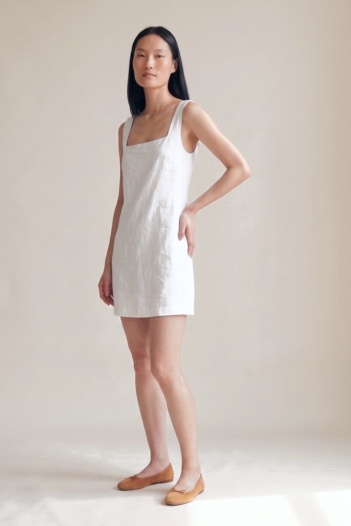 Vestido Laura Linho Puro Branco — Três quartos #Cor_Branco